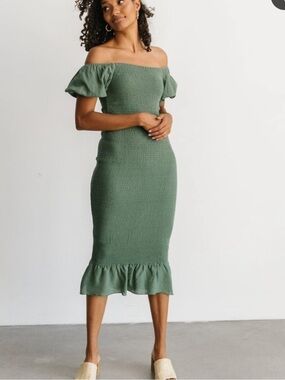Baltic Born smocked puff sleeve off shoulder midi dress green size M